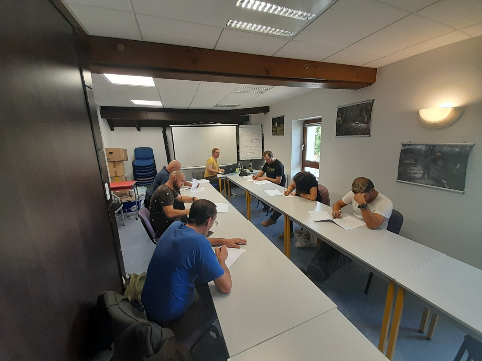 Au centre, le formateur Benoit Grelot accueille 6 salariés de l'équipe d'Ounans sur la 1ère séance de formation. 
